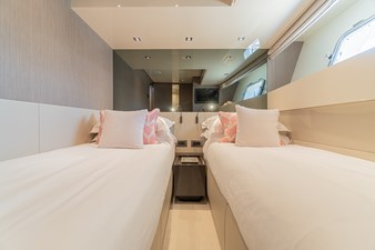 HARD 8  22 Sanlorenzo SX88 Guest Cabin
