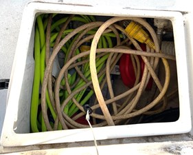 ONEIDA 19 Lazarette - shore power cord  IMG_1748