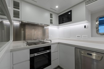 Mangusta Maxi Open 110#5 - NANA I - carefully used 65 LD_galley & dinette_170920_0029