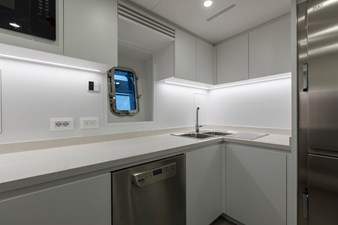 Mangusta Maxi Open 110#5 - NANA I - carefully used 66 LD_galley & dinette_170920_0031