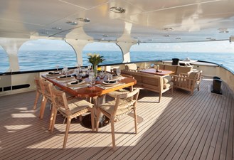 SANTANDREA_03_Haft deck lounge and dinning