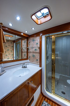 58_hunley_sullivan_will_rise_master_stateroom_head_1