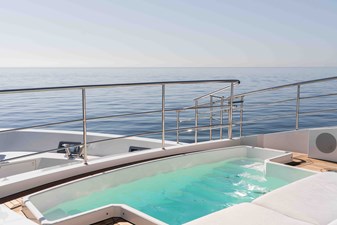 Exinity  16 17. Jacuzzi