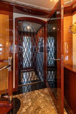 Elevator_0095_vb2384818_933x1400