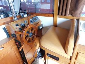 Grand Banks 10 Grand Banks 32 Helm