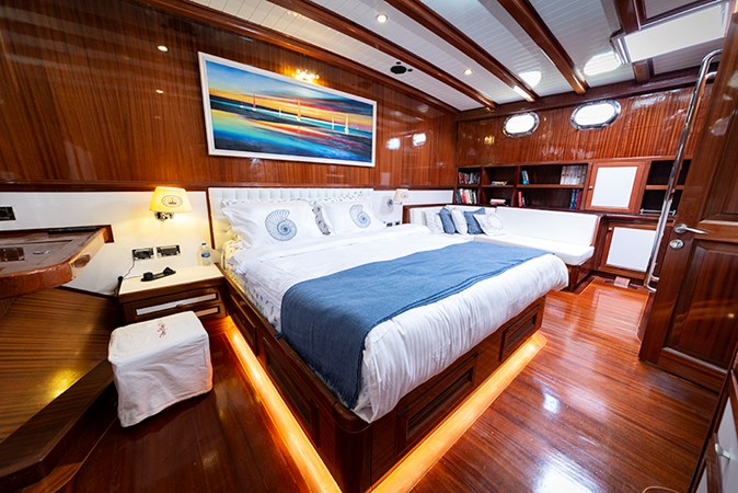 Queen of Datca Fwd Master Cabin 01