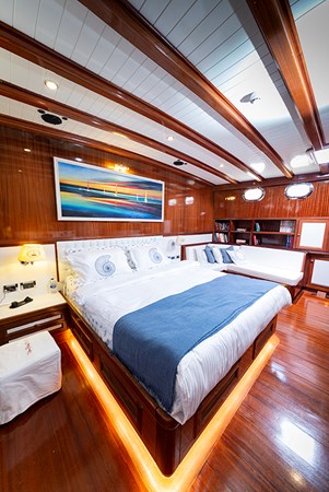 Queen of Datca Fwd Master Cabin 02