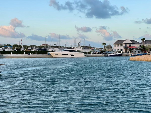 4_2016 55ft Ferretti Yachts 550