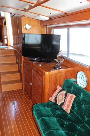 Salon stowage with washer and dryer 