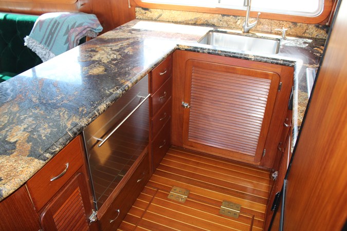 Ample stowage. Dishwasher