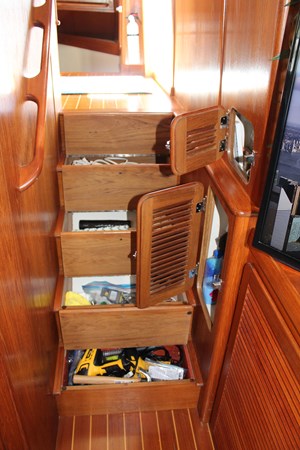 Under step stowage and adjacent lockers