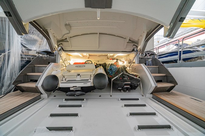 01) Pershing 8X_16_SILVER BULLET_Exterior_22