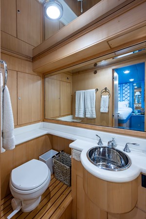 97_marlow_pivot_aft_guest_stateroom_head_1