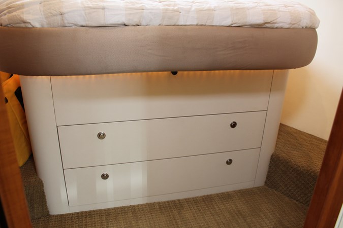 Master berth drawer stowage