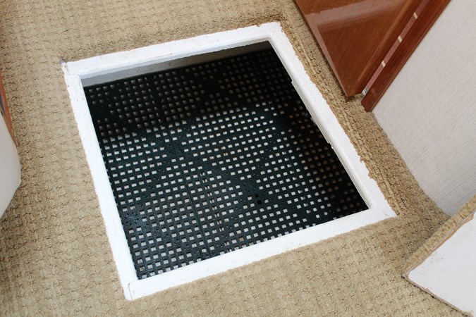 Salon bilge stowage access
