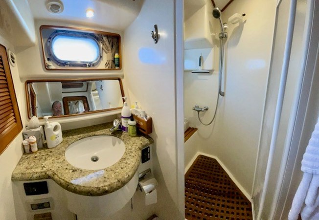 2005 Selene 53 (ASANTE) Owner Head & Shower