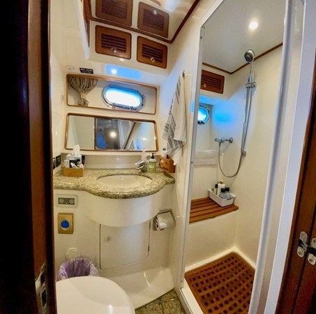 2005 Selene 53 (ASANTE) Guest Head & Shower