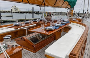 HERMITAGE 16 Deckside Dining
