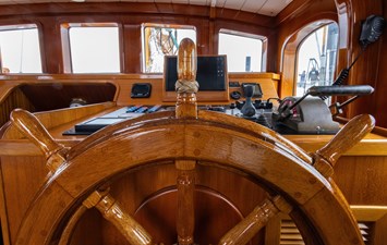 HERMITAGE 24 Interior Helm Station