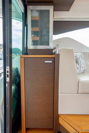 Salon Ice Maker & Storage