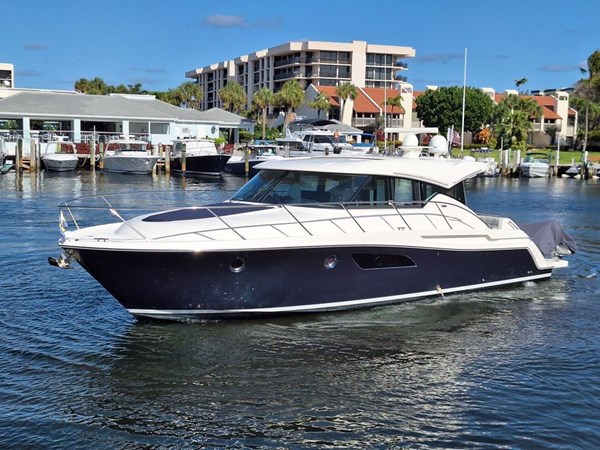 2016-tiara-yachts-44-coupe--Port