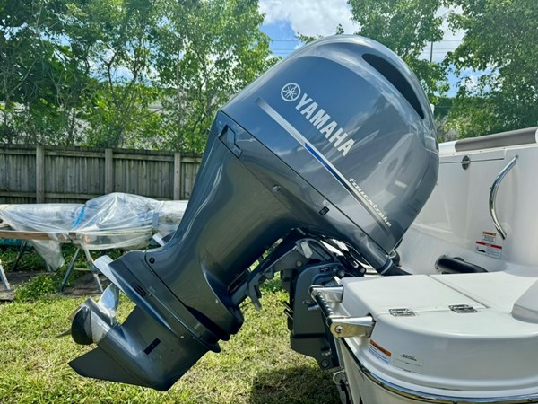 8_2021 24ft Robalo R247 Dual Console