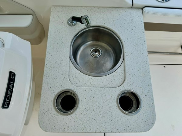 24_2021 24ft Robalo R247 Dual Console