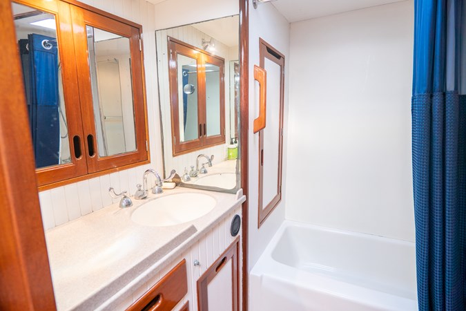 Owners Stateroom En Suite Head