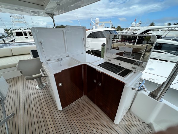 Wet Bar and BBQ at Flybridge