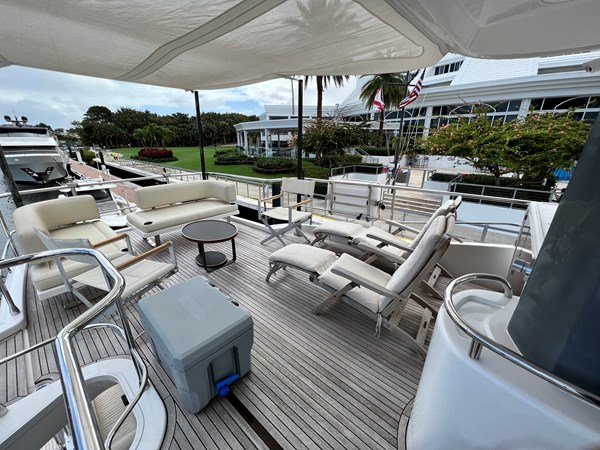 Flybridge Aft Seating lounge area
