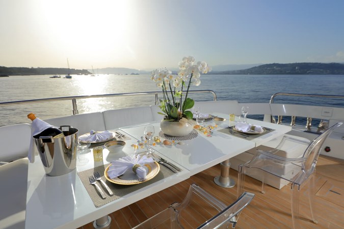 BAIA 100 aft deck dining area