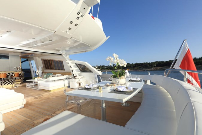 BAIA 100 aft deck