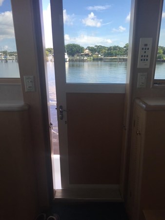 27_1994 70ft Hatteras 70 Cockpit M_Y LUMBER AWAY IV