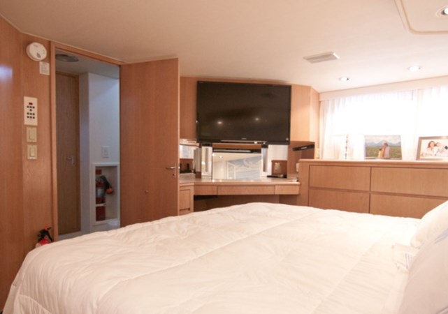 47_1994 70ft Hatteras 70 Cockpit M_Y LUMBER AWAY IV