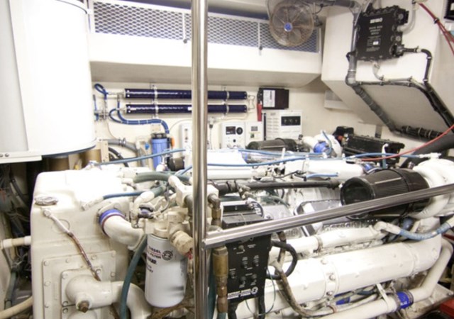 69_1994 70ft Hatteras 70 Cockpit M_Y LUMBER AWAY IV