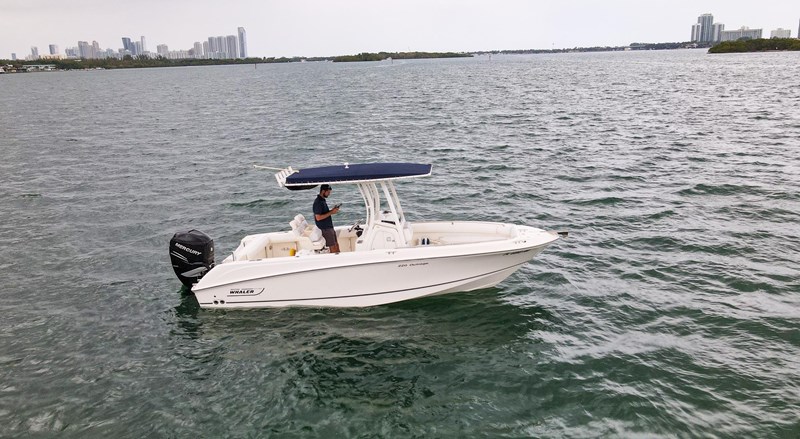 2015 BOSTON WHALER 220 OUTRAGE