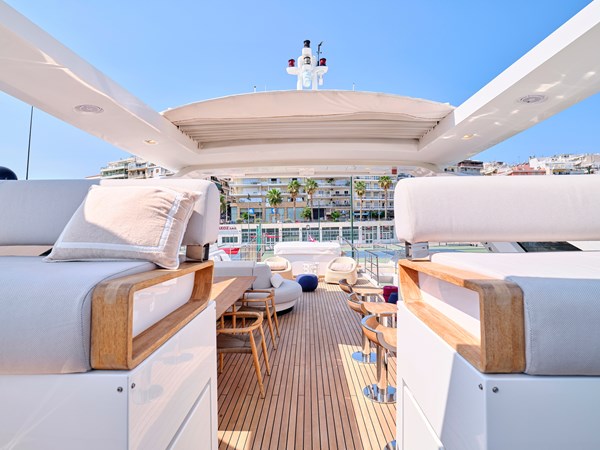 ALBA - FLYBRIDGE (16)