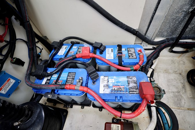 330-SUNDANCER-SEA-RAY-2014-YACHTSBLUE-BATTERIES