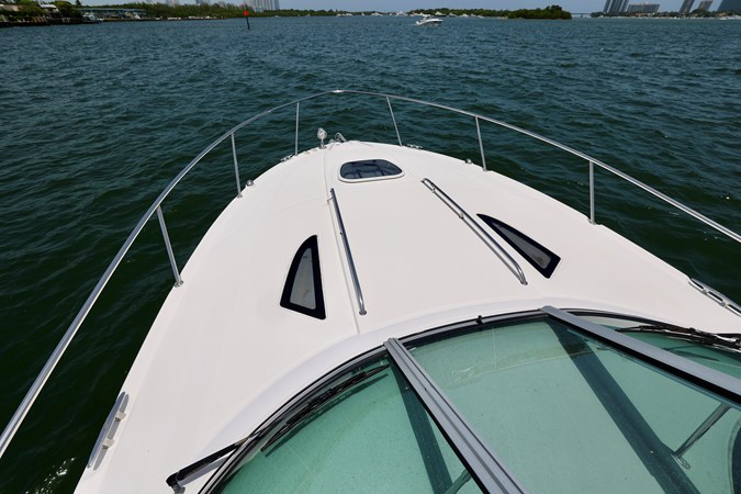 330-SUNDANCER-SEA-RAY-2014-YACHTSBLUE-BOW-AREA