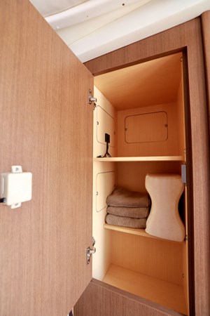 330-SUNDANCER-SEA-RAY-2014-YACHTSBLUE-CLOSET