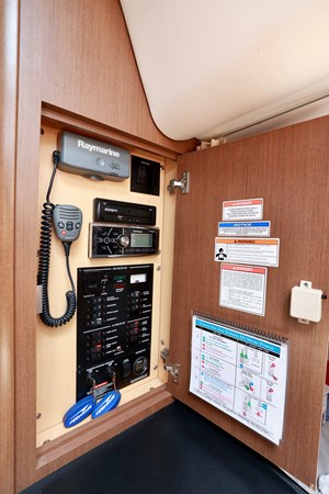 330-SUNDANCER-SEA-RAY-2014-YACHTSBLUE-ELECTRICAL-PANEL