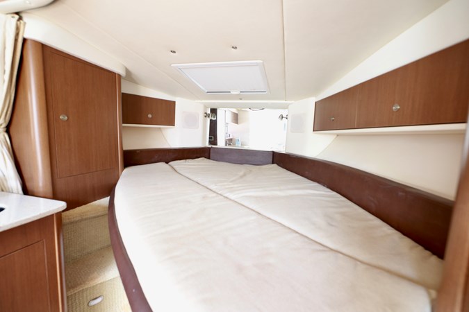 330-SUNDANCER-SEA-RAY-2014-YACHTSBLUE-FORWARD-BED