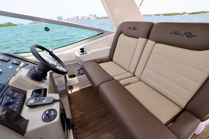 330-SUNDANCER-SEA-RAY-2014-YACHTSBLUE-HELM-SEAT