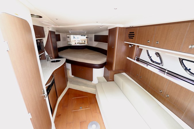 330-SUNDANCER-SEA-RAY-2014-YACHTSBLUE-MAIN-CABIN
