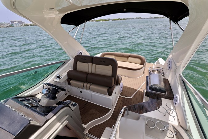 330-SUNDANCER-SEA-RAY-2014-YACHTSBLUE-OUTDOOR-SPACE