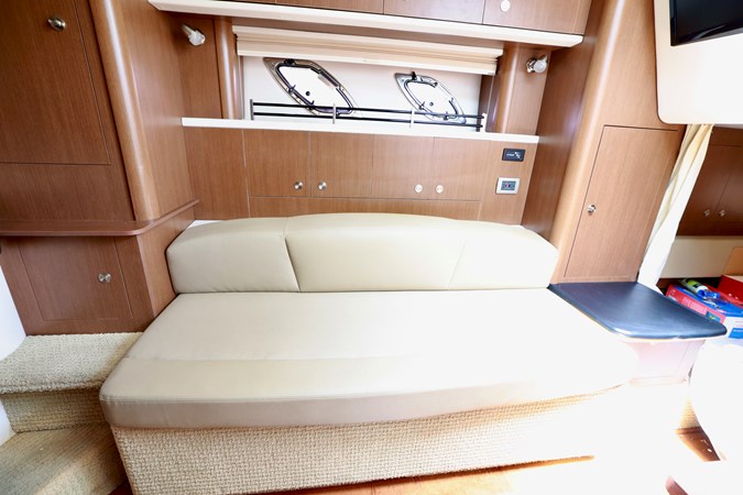 330-SUNDANCER-SEA-RAY-2014-YACHTSBLUE-SALON-SOFA