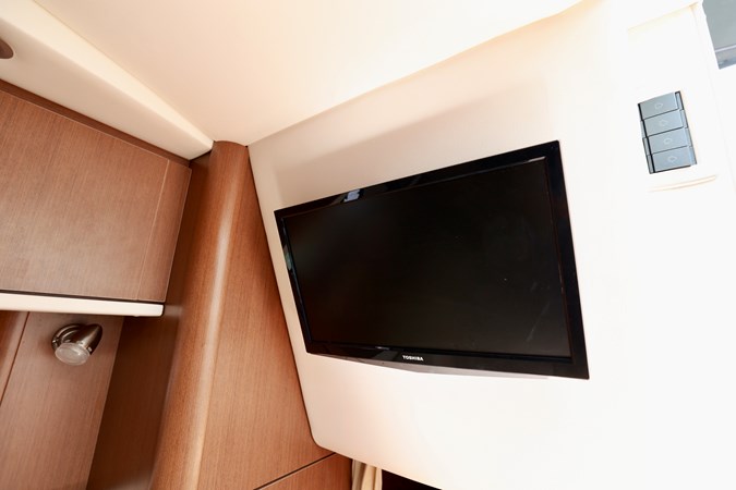 330-SUNDANCER-SEA-RAY-2014-YACHTSBLUE-SALON-TV