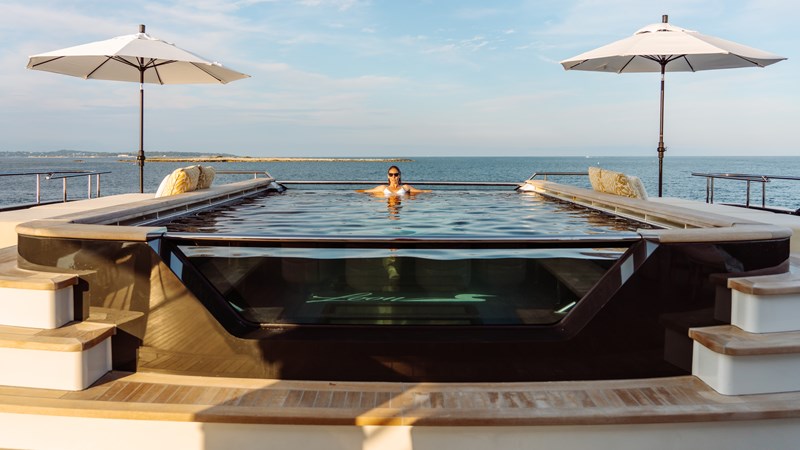 Loon 221' - Main Deck Aft Pool