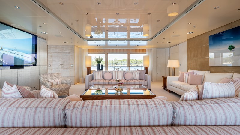 Loon 221' - Main Deck Salon