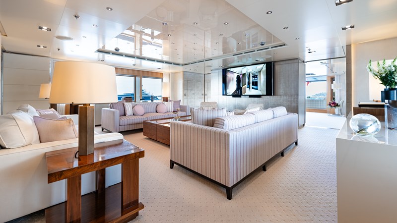 Loon 221' - Main Deck Salon